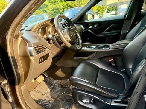 Used 2019 Jaguar F-PACE Premium image 12