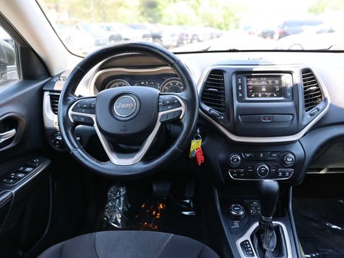 Used 2015 Jeep Cherokee Latitude w/ Cold Weather Group AWD/4WD image 17