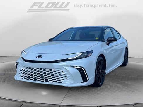Used 2025 Toyota Camry XSE FWD image 3