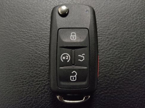 Used 2022 Volkswagen Passat 2.0T SE image 32