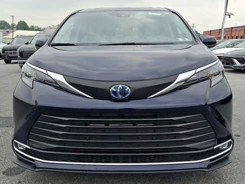 Used 2024 Toyota Sienna XLE w/ XLE Plus Package AWD/4WD image 2