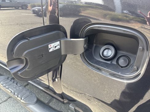Used 2023 Chevrolet Silverado 1500 LT AWD/4WD image 22
