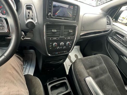 Used 2017 Dodge Grand Caravan SE image 24