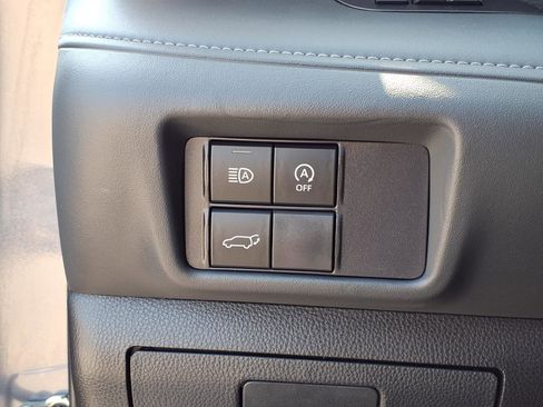 Used 2025 Toyota Highlander LE FWD image 5