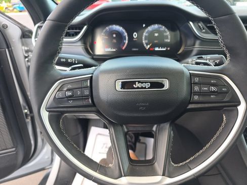 Used 2024 Jeep Grand Cherokee Altitude AWD/4WD image 16