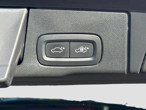 Used 2022 Volvo XC60 B5 Momentum image 13