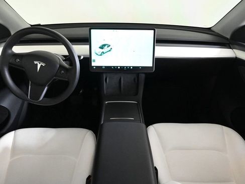 Used 2024 Tesla Model Y 2WD image 9