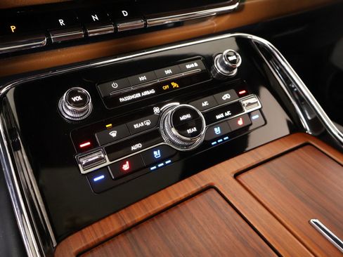 Certified 2024 Lincoln Navigator Reserve AWD/4WD image 8