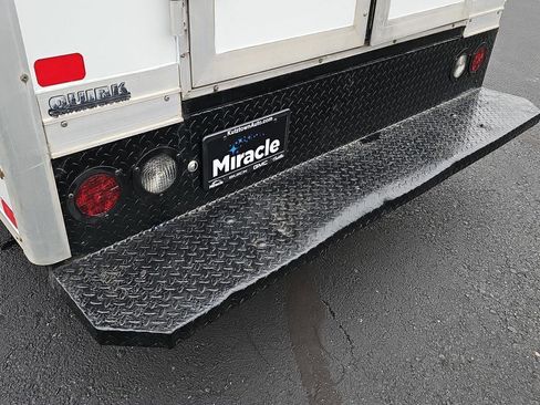 Used 2018 Chevrolet Express 3500 w/ Driver Convenience Package image 26