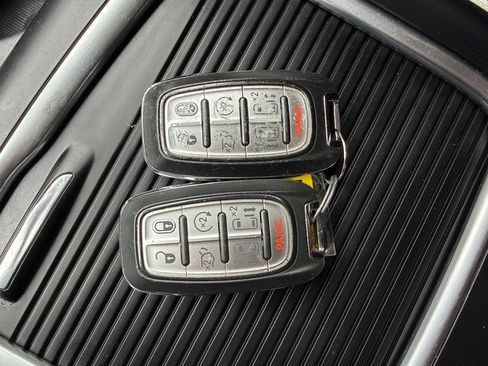 Used 2022 Chrysler Pacifica Touring-L image 33