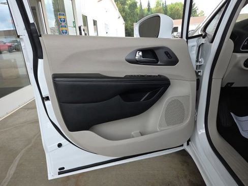 Used 2022 Chrysler Pacifica Touring-L image 36