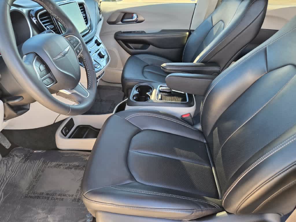 Used 2024 Chrysler Pacifica Limited FWD image 15