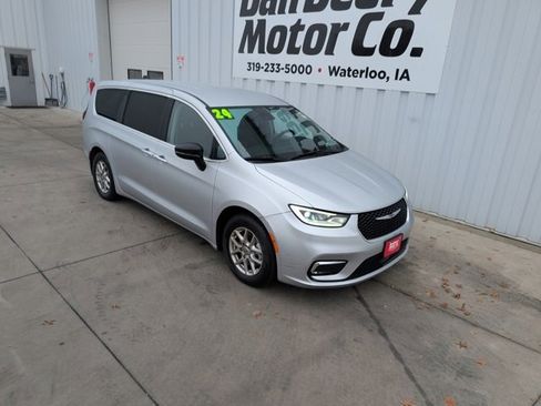 Used 2024 Chrysler Pacifica Touring-L image 6