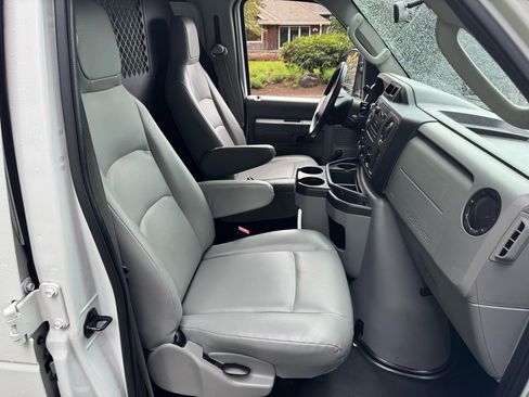 Used 2013 Ford E-250 and Econoline 250 image 12