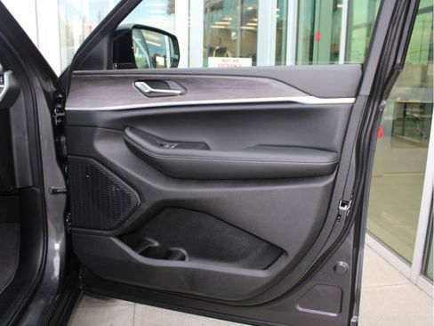 New 2025 Jeep Grand Cherokee Limited w/ Luxury Tech Group II image 23