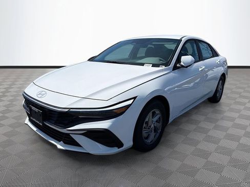 New 2026 Hyundai Elantra SE FWD image 3