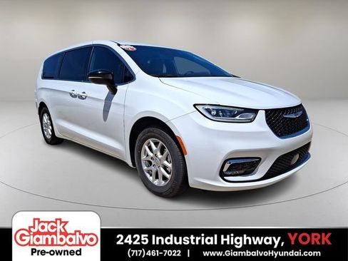 Used 2025 Chrysler Pacifica Select FWD image 1