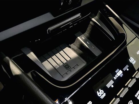 Used 2025 Porsche Cayenne E-Hybrid image 28