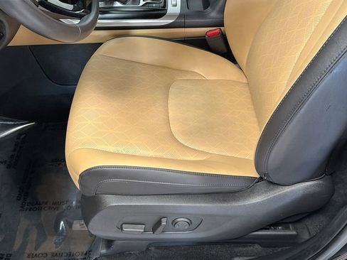 Used 2024 Kia Carnival LX FWD image 21