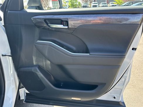 New 2026 Toyota Highlander Platinum AWD/4WD image 18