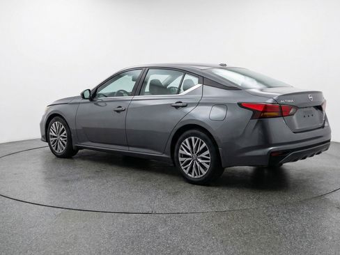 Used 2025 Nissan Altima 2.5 SV FWD image 6