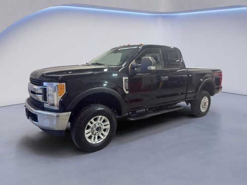 Used 2017 Ford F250 XLT w/ FX4 Off-Road Package image 3