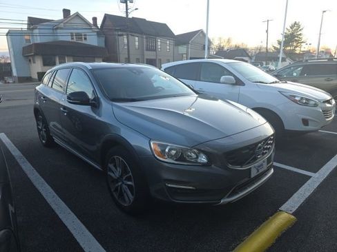 Used 2016 Volvo V60 T5 Cross Country image 2