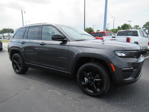 Used 2024 Jeep Grand Cherokee Limited w/ Black Appearance Package RWD image 4