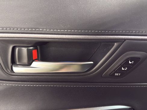 Used 2022 Toyota Venza Limited w/ Advanced Technology Package image 16