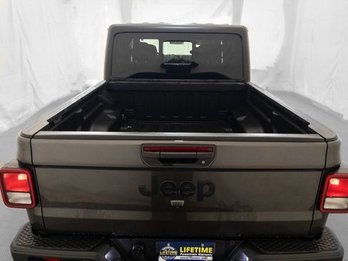 Used 2023 Jeep Gladiator Sport image 6