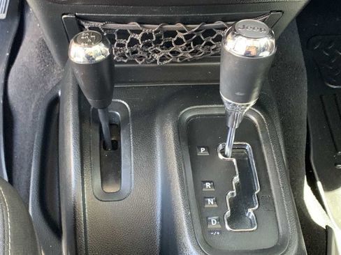 Used 2018 Jeep Wrangler Unlimited Sahara image 17