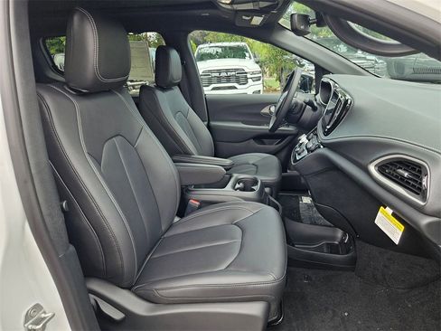 New 2026 Chrysler Pacifica Select image 18
