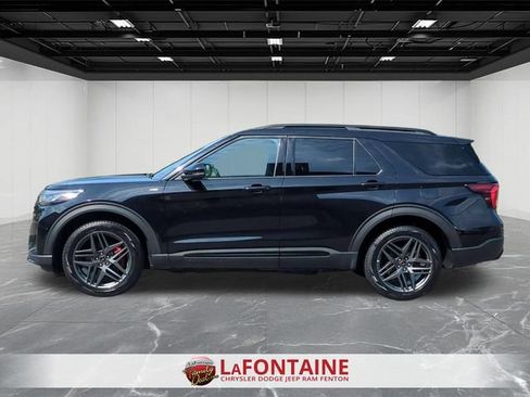 Used 2025 Ford Explorer ST-Line w/ ST-Line Street Pack AWD/4WD image 2