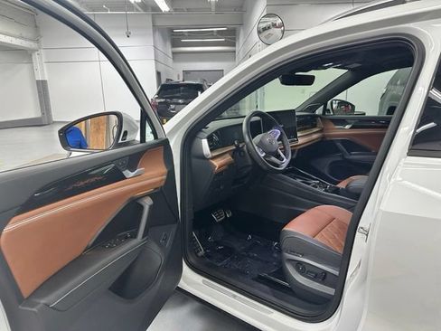 Used 2026 Volkswagen Tiguan SEL R-Line AWD/4WD image 3