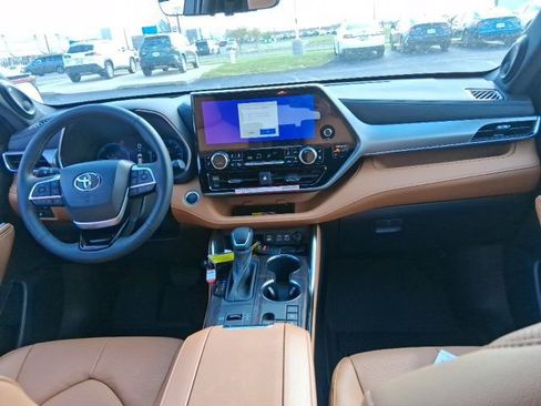 New 2026 Toyota Highlander Platinum AWD/4WD image 9