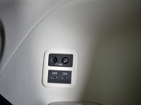 Certified 2025 Toyota Sienna Platinum image 29