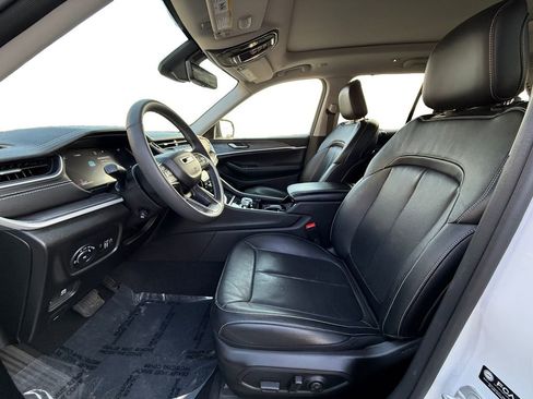 Used 2023 Jeep Grand Cherokee Limited w/ Luxury Tech Group II image 9