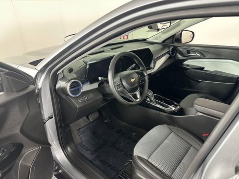 Used 2025 Chevrolet Trax LT w/ LT Convenience Package image 19