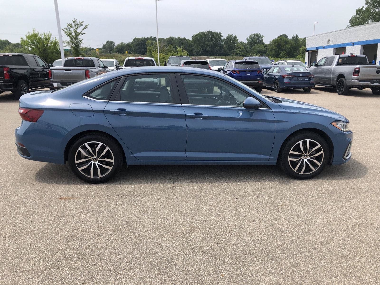 Used 2025 Volkswagen Jetta SE FWD image 7