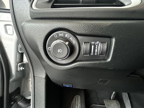 Used 2026 Chrysler Pacifica Select FWD image 17