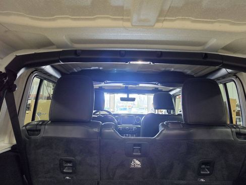 Used 2018 Jeep Wrangler Unlimited Sahara AWD/4WD image 21
