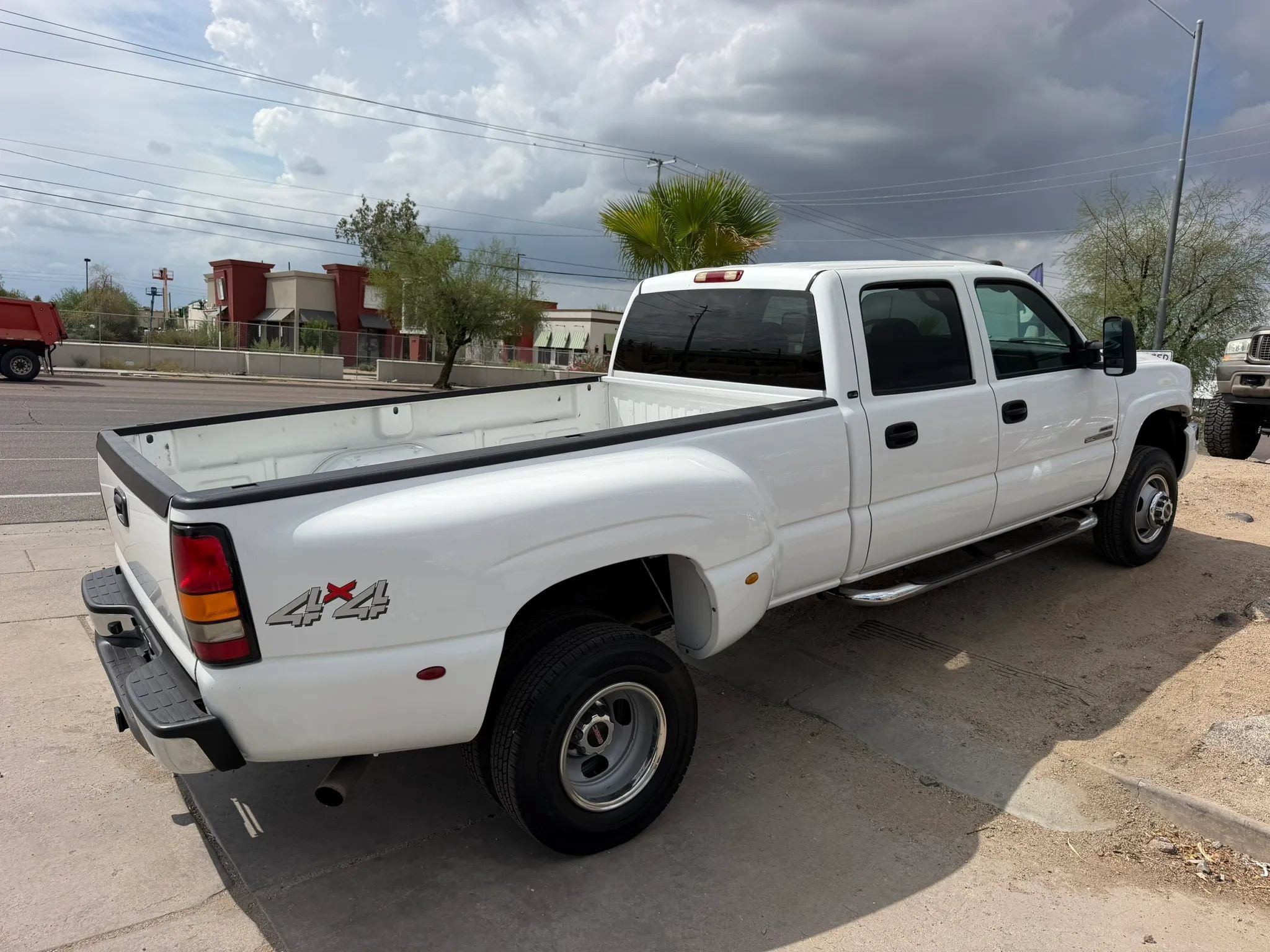 Used 2004 GMC Sierra 3500 SLE w/ Heavy-Duty Power Package AWD/4WD image 4