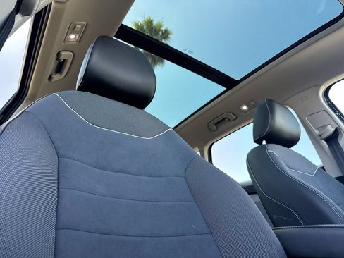 Used 2023 Volkswagen Taos SE w/ Panoramic Sunroof Package FWD image 16