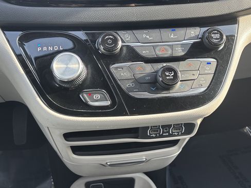 Used 2023 Chrysler Pacifica Touring-L image 19