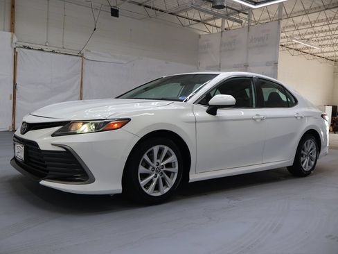 Used 2021 Toyota Camry LE FWD image 3