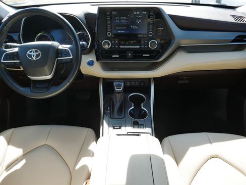 Used 2022 Toyota Highlander XLE image 10