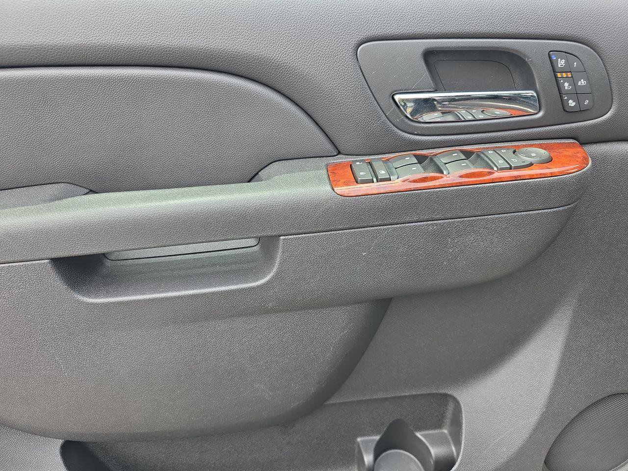 Used 2010 Chevrolet Avalanche LTZ AWD/4WD image 5