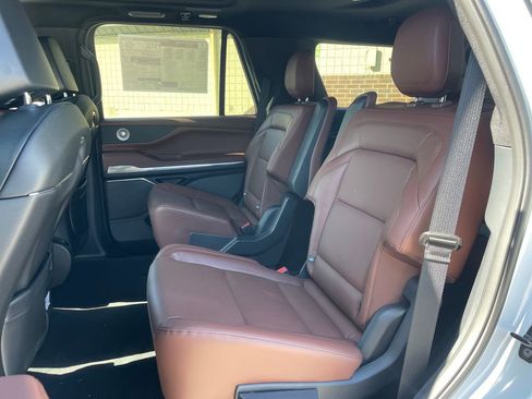 New 2026 Lincoln Navigator Reserve AWD/4WD image 12