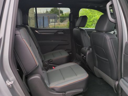Used 2025 GMC Acadia AT4 w/ Luxury Package AWD/4WD image 17