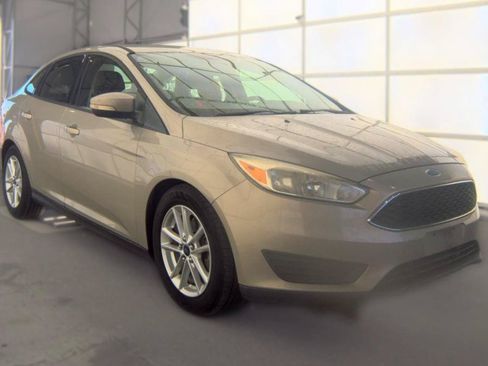 Used 2015 Ford Focus SE FWD image 4